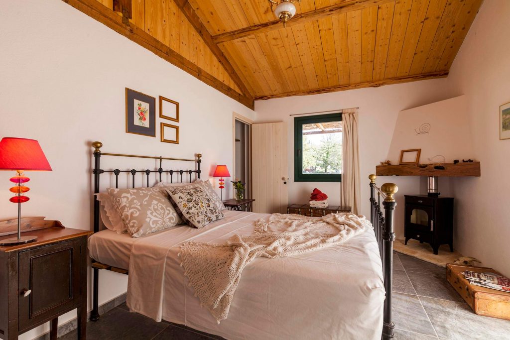 Stable cottage bedroom02