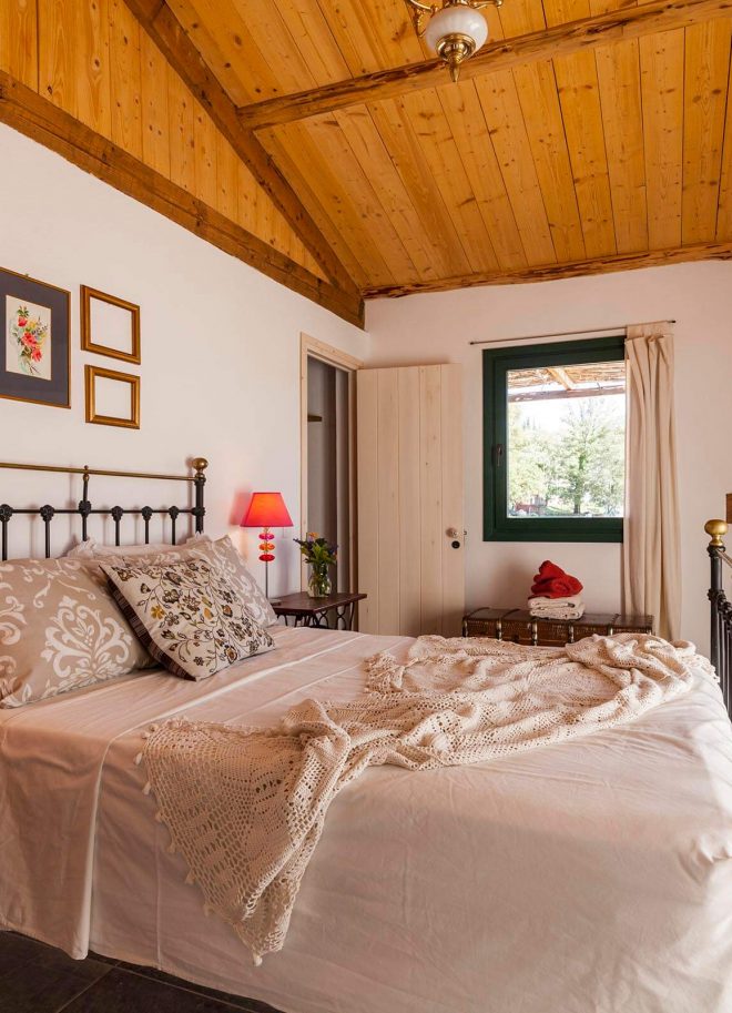 Stable cottage bedroom02