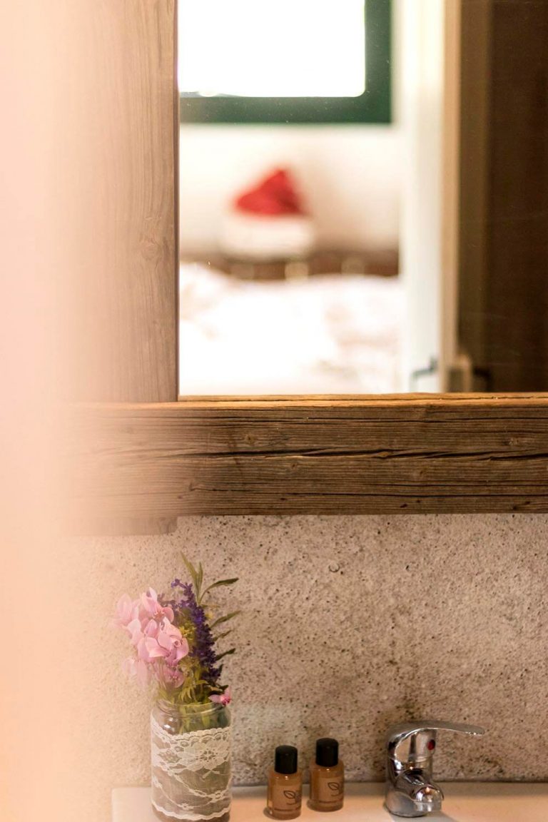 Stable cottage interior bathroom02