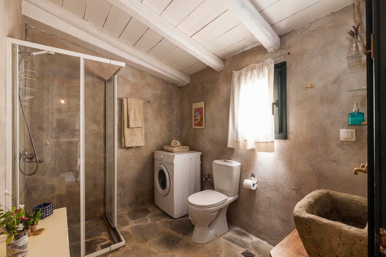 The Old Farm Cottage bathroom interior02