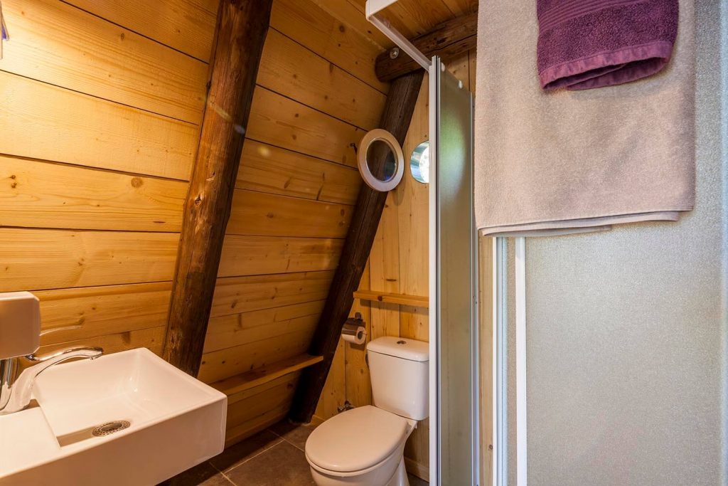 the oak house bathroom