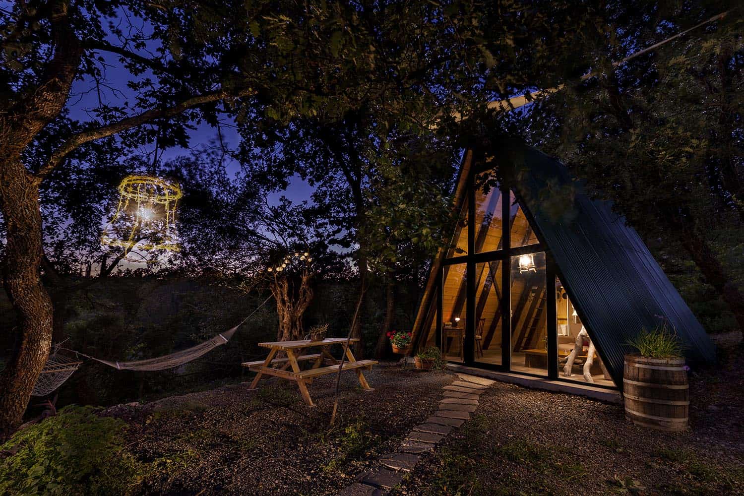 the oak house exterior night02